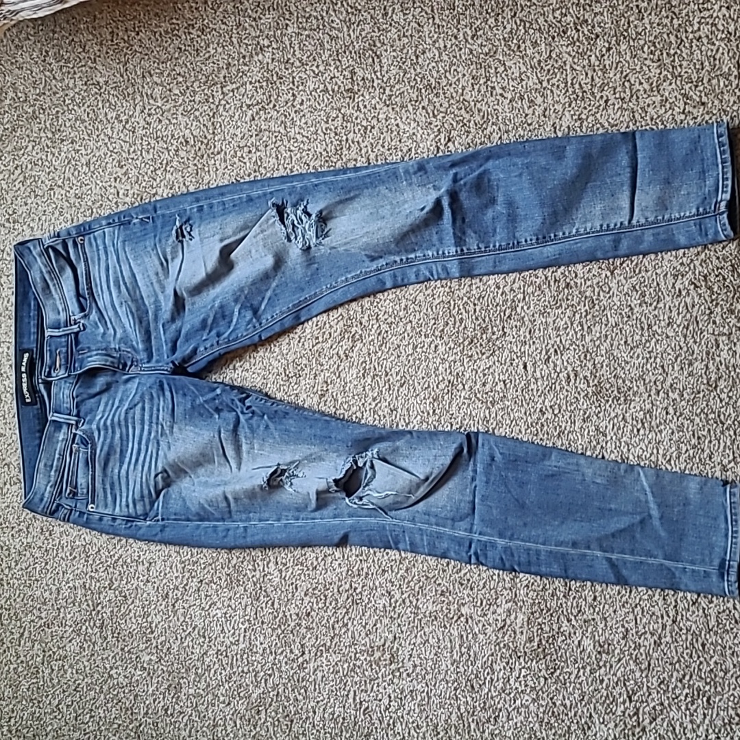 Express Mid-Rise Skinny Jeans. Size 6.